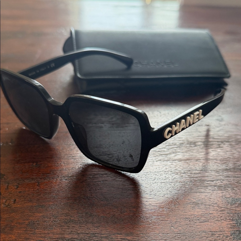 CHANEL Elegant Black Sunglasses